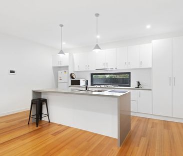 STUNNING TOWNHOUSE - Photo 2