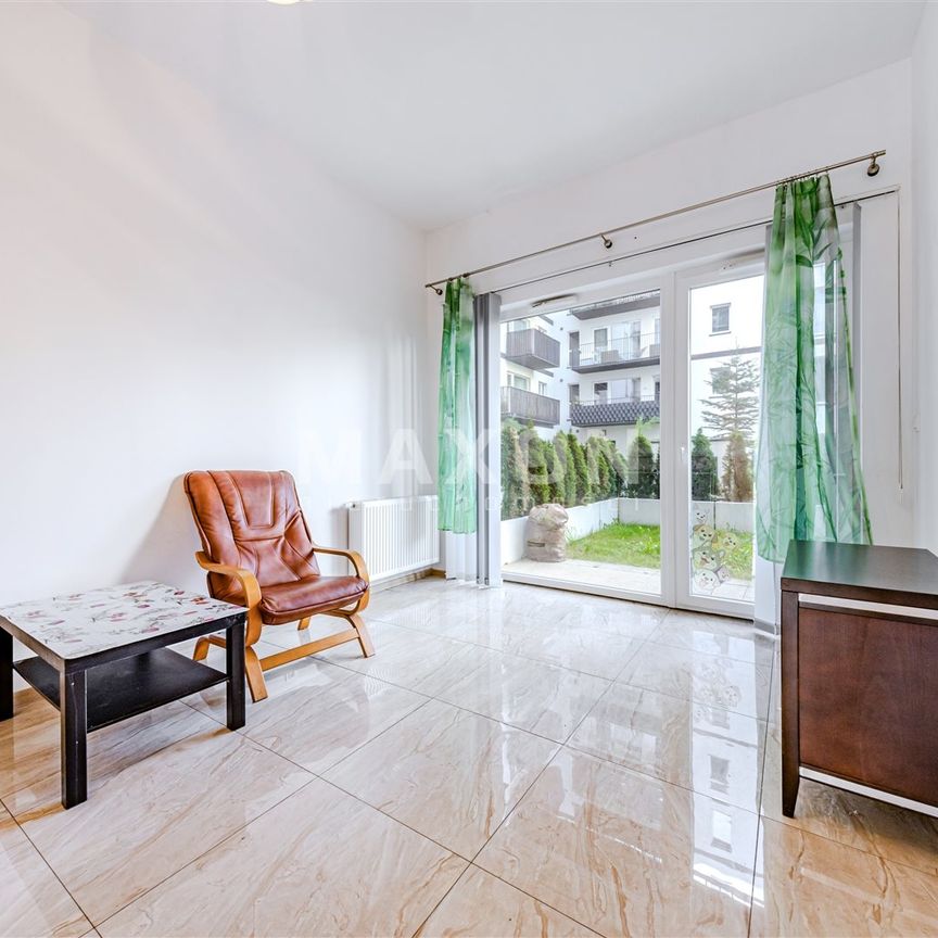 Wysoki lokal na parterze na zamkniętym osiedlu - Фото 1