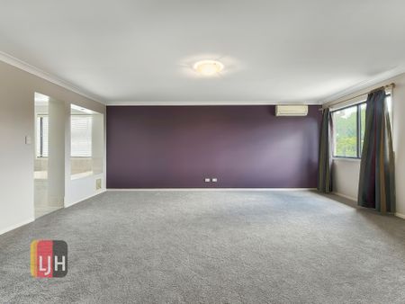 SPACIOUS, EXECUTIVE-STYLE HOME IN BRIDGEMAN DOWNS - Photo 5