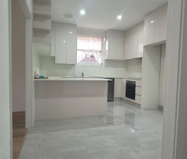 Fully Renovated, Four Bedroom Family Home - Photo 5