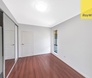 Modern 3-Bedroom Townhouse in Dundas Valley - Photo 3