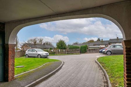 St. Johns, Redhill, RH1 - Photo 2