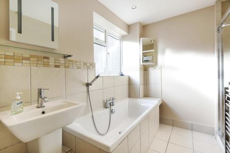 3 bedroom house to rent Royston Road, St. Albans, AL1 - Photo 2