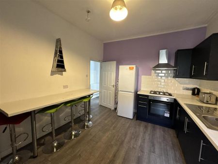 1 bedroom in a house share to rent - Photo 2