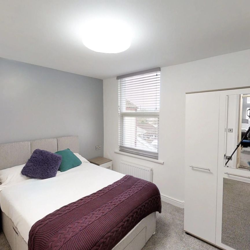 Double En-suite- Great Location - Photo 1