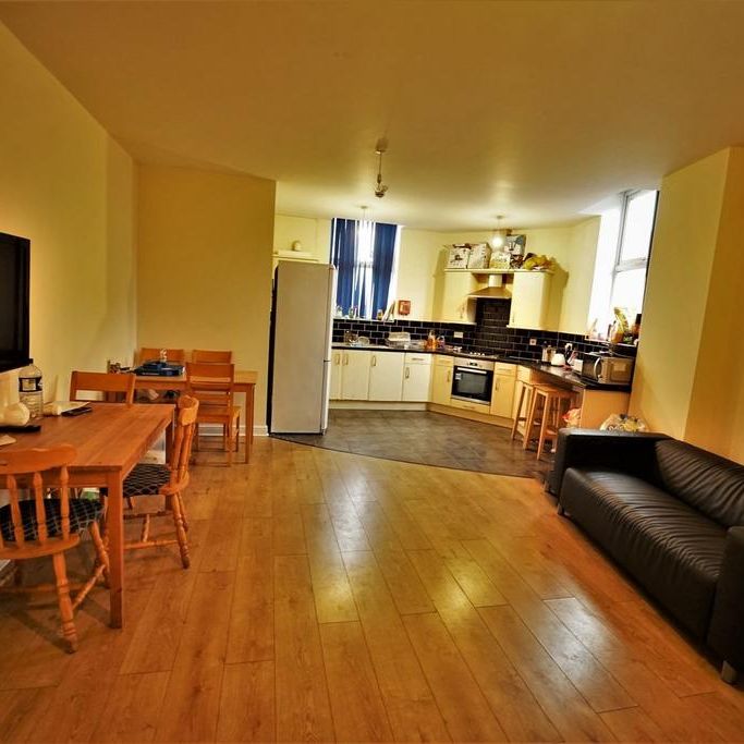 5 bedroom flat to rent - Photo 1
