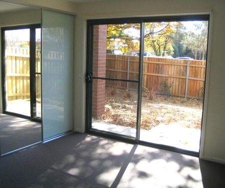 Cosy Ground Floor Lyneham Apartment - Photo 2