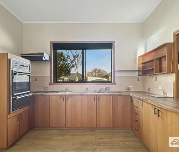 Charming 3-Bedroom Californian Bungalow – Close to All Amenities - Photo 2