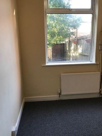 2 bedroom ground floor flat to rent - Photo 3