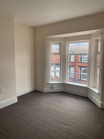 3 bedroom end of terrace house to rent - Photo 2