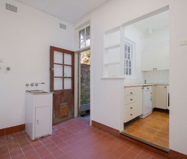 Stylish Inner-City Living - Renovated 3 Storey Townhouse in The Hill - Photo 6