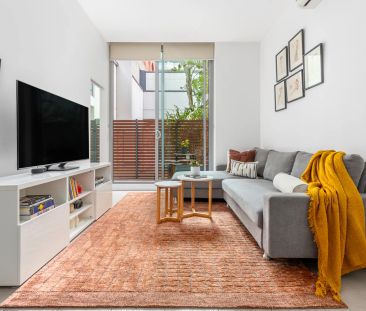 Peaceful Courtyard Retreat in a Vibrant Urban Setting - Photo 2