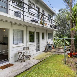 Enjoy effortless living in this well-maintained, ground-floor one-bedroom unit. - Photo 2
