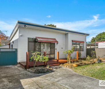 Renovated Home with 4 Car Garage + separate teenagers retreat - Photo 5