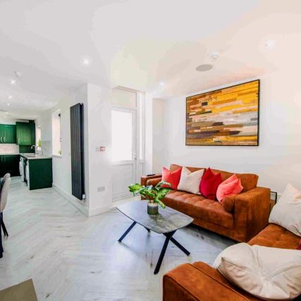 6 Beds 4 Baths - Photo 1