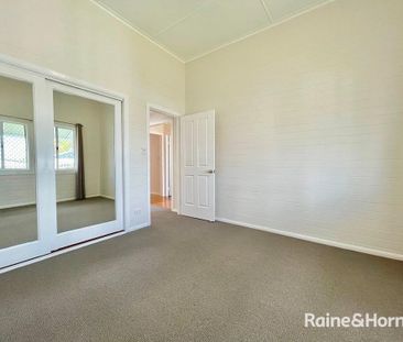 LARGE IMMACULANT HOME - Photo 5