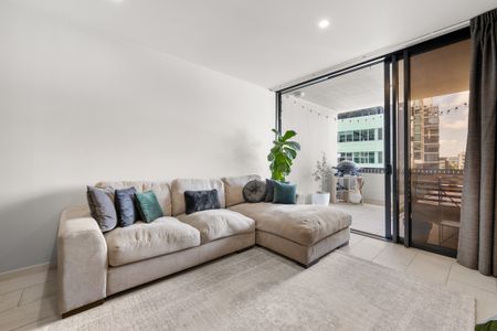 Modern Urban Retreat: Stylish 1-Bed, 1-Bath Apartment with Rooftop Oasis at La Vida Apartments - Photo 4