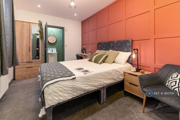 1 bedroom in a house share to rent - Photo 1