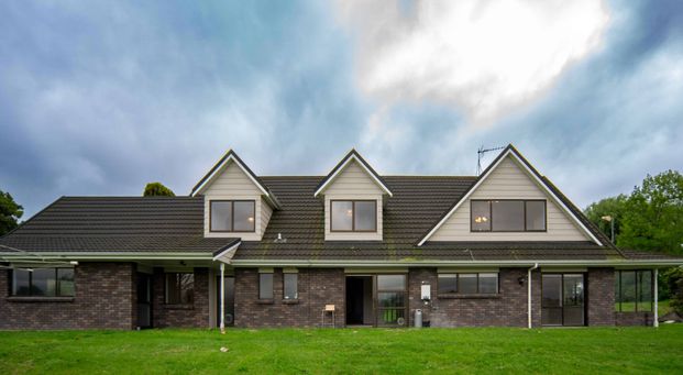 Spacious 6-Bedroom Home with Lifestyle Setting - Minutes from Hamilton Airport - Photo 1