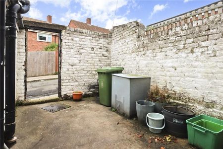 2 bedroom end of terrace house to rent - Photo 3