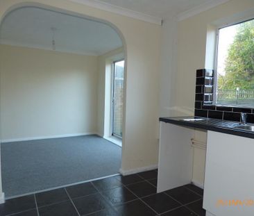 3 bedroom semi-detached house to rent - Photo 2