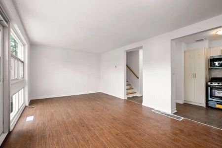Torbolton Townhouse — 3 Bedroom 2 Bathroom Townhouse - Photo 3