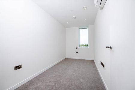 3 bedroom flat to rent - Photo 4