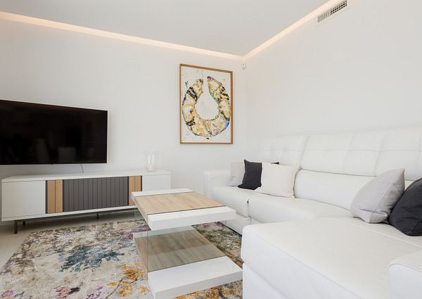 Apartment located in the Harmony Urbanization, in Cala de Mijas. The apartment is distributed on one floor, the house consisting of three bedrooms, 2 bathrooms, living room, dining room, kitchen, terrace and solarium and on a second floor the solarium.