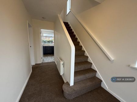 3 bedroom semi-detached house to rent - Photo 2