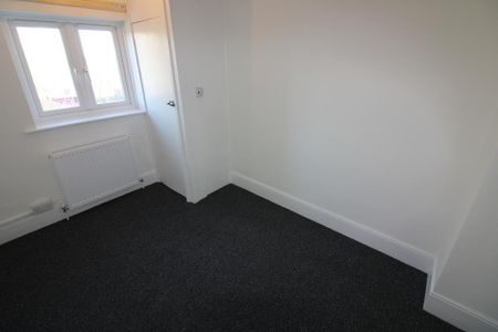 3 bedroom end of terrace house to rent - Photo 2