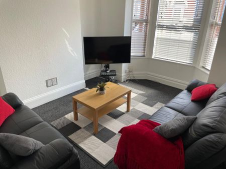 1 bedroom in a house share to rent - Photo 2