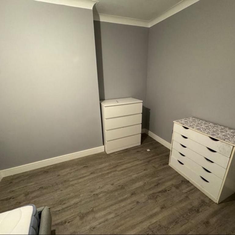 1 bedroom hotel room to rent - Photo 1