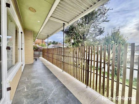 Charming Family Home - Photo 3