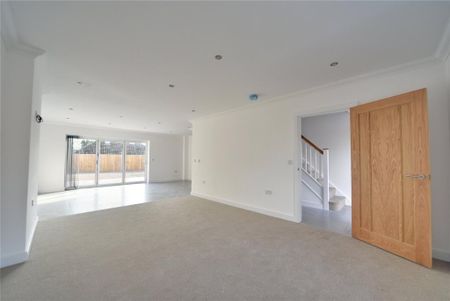4 bedroom detached house to rent - Photo 2