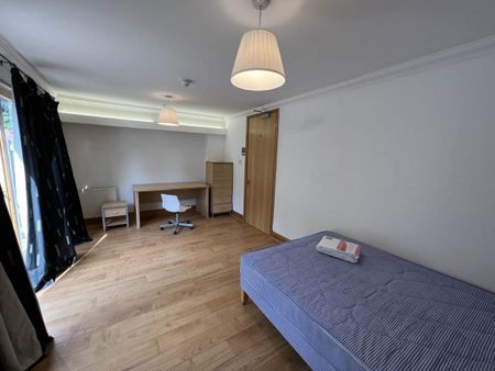 5 bedroom flat to rent - Photo 4