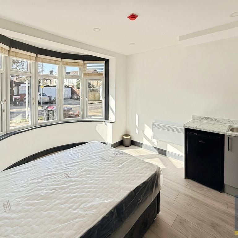 1 bedroom in a house share to rent - Photo 2