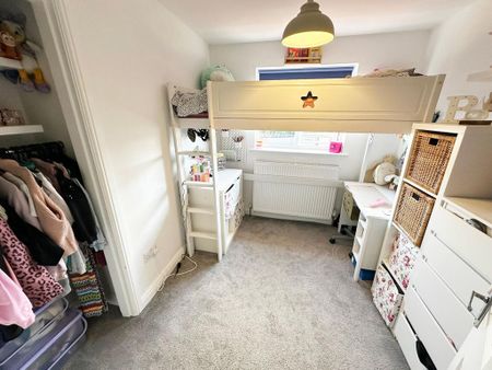 4 bedroom semi-detached house to rent - Photo 3