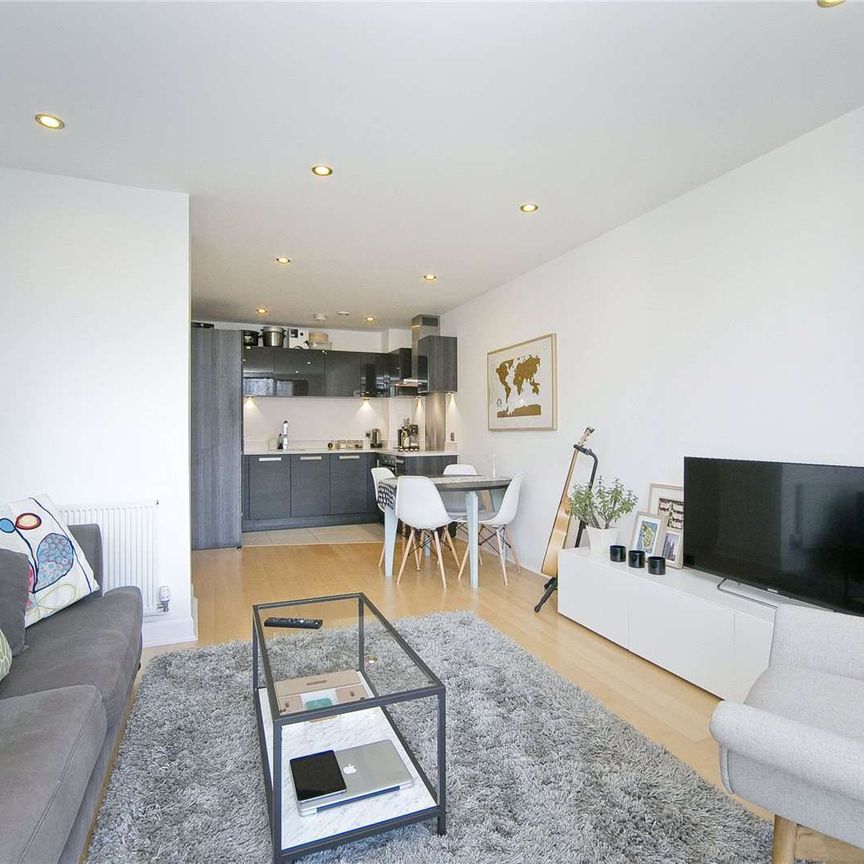 Beautifully presented apartment located on the third floor of this popular building by Kingsland Basin. - Photo 1