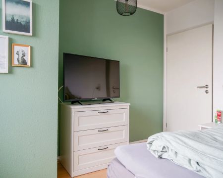 Mit Blick in die Ferne und Wohlfühlgarantie: Ideal geschnittene 3-Zimmer Wohnung mit Einzelgarage! - Photo 2