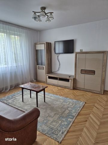 Inchiriez apartament cu 4 camere zona Facultati de litere 550 euroluna - Photo 2
