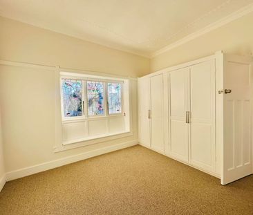 Prime location delivering stylish, easygoing living in a well-conne... - Photo 3