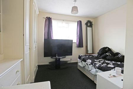 Price £1,750 pcm - Available Now - Part Furnished - Photo 3