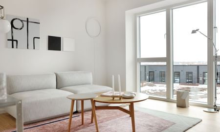 Stor 5-værelses lejlighed med 2 toiletter og flot udsigt over byen. Alt i hårde hvidevarer. Depotrum i kælderen. Lige ved transport og indkøb. - Photo 4