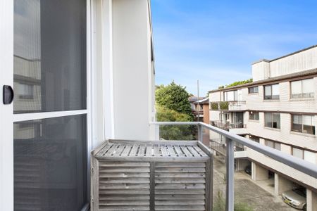 Stylish Top Floor Apartment on the Edge of North Bondi - Photo 2