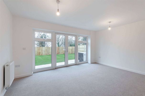 A modern four bedroom family home with private garden and parking - Photo 1