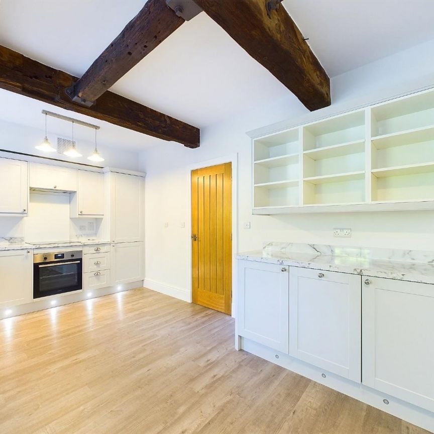 4 bedroom House To Let Total Size: 883 SQ FT - Photo 1