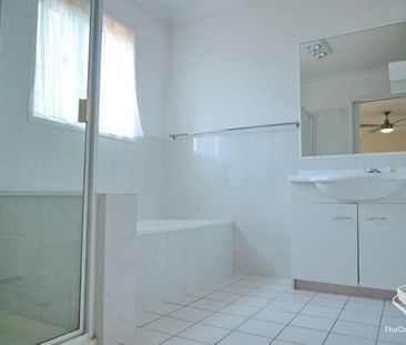 CreLovely Townhouse in Central Thorneside Locationate Listing - Photo 4