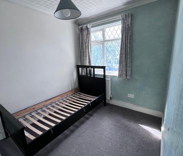 6 Bed Semi-Detached House, Mount Drive, HA2 - Photo 4