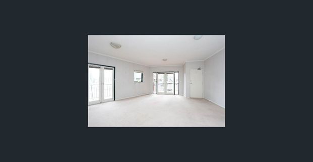 Perfectly positioned in the heart of Glen Iris, - Photo 1