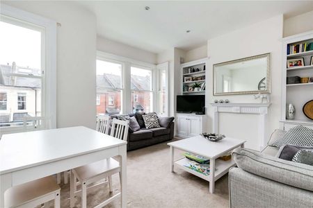 Charming two bedroom split-level flat offering over 800 sq. ft of living space, close to Clapham Junction. - Photo 2